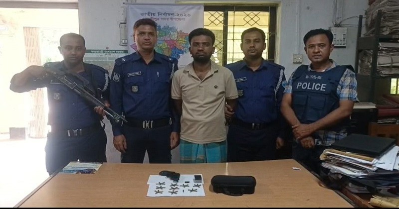 লক্ষ্মীপুরে বিদেশি রিভলবার ও ৪৬ রাউন্ড গুলিসহ যুবক গ্রেফতার