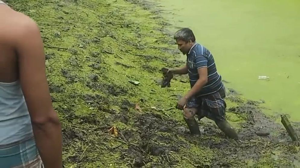 পুকুরে মাছ ধরার সময় গুলিসহ বিদেশি পিস্তল পেলেন জসিম উদ্দীন