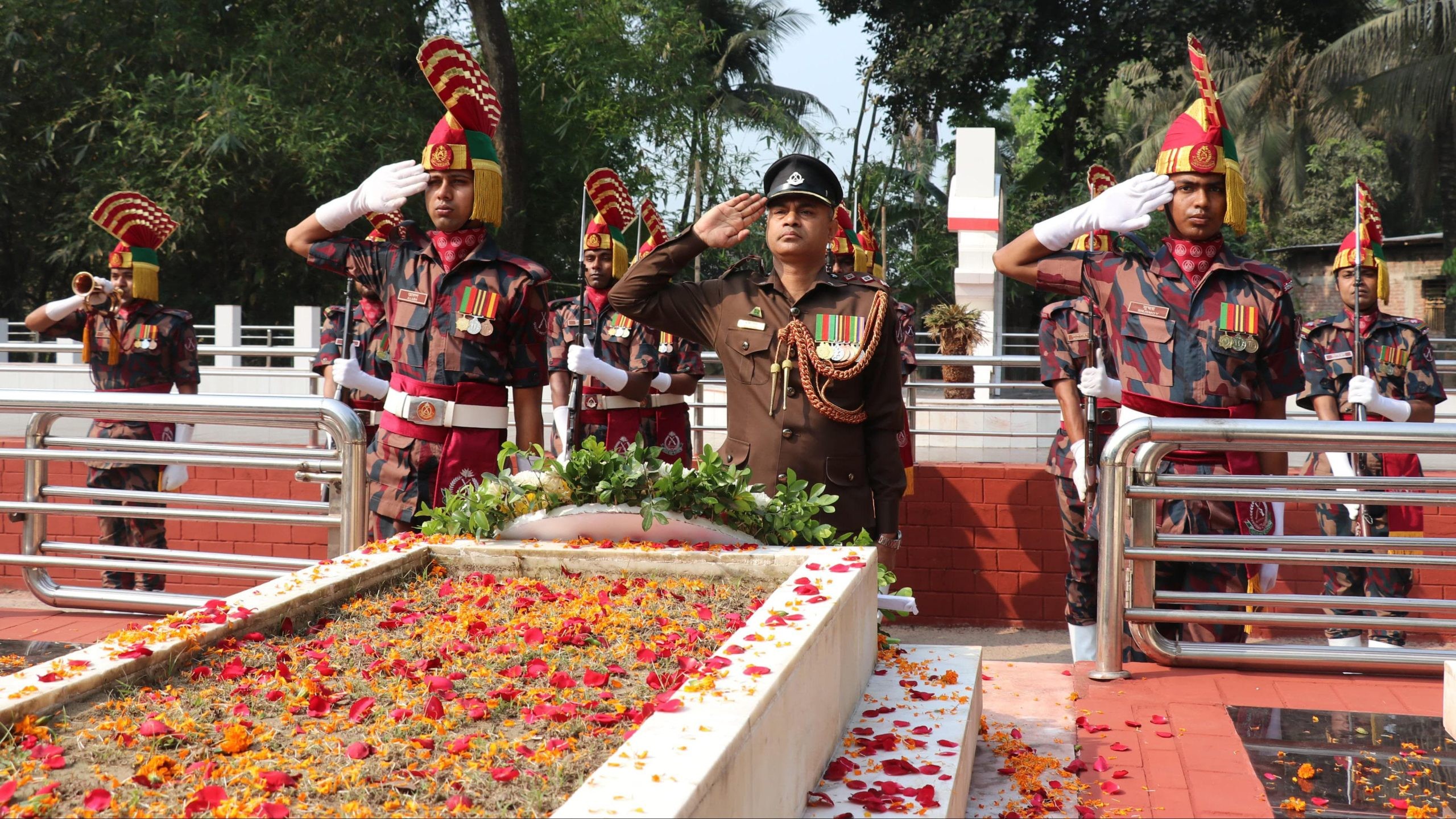 স্বাধীনতা দিবসে বীরশ্রেষ্ঠ নূর মোহাম্মদ শেখের সমাধিতে বিজিবির শ্রদ্ধাঞ্জলি