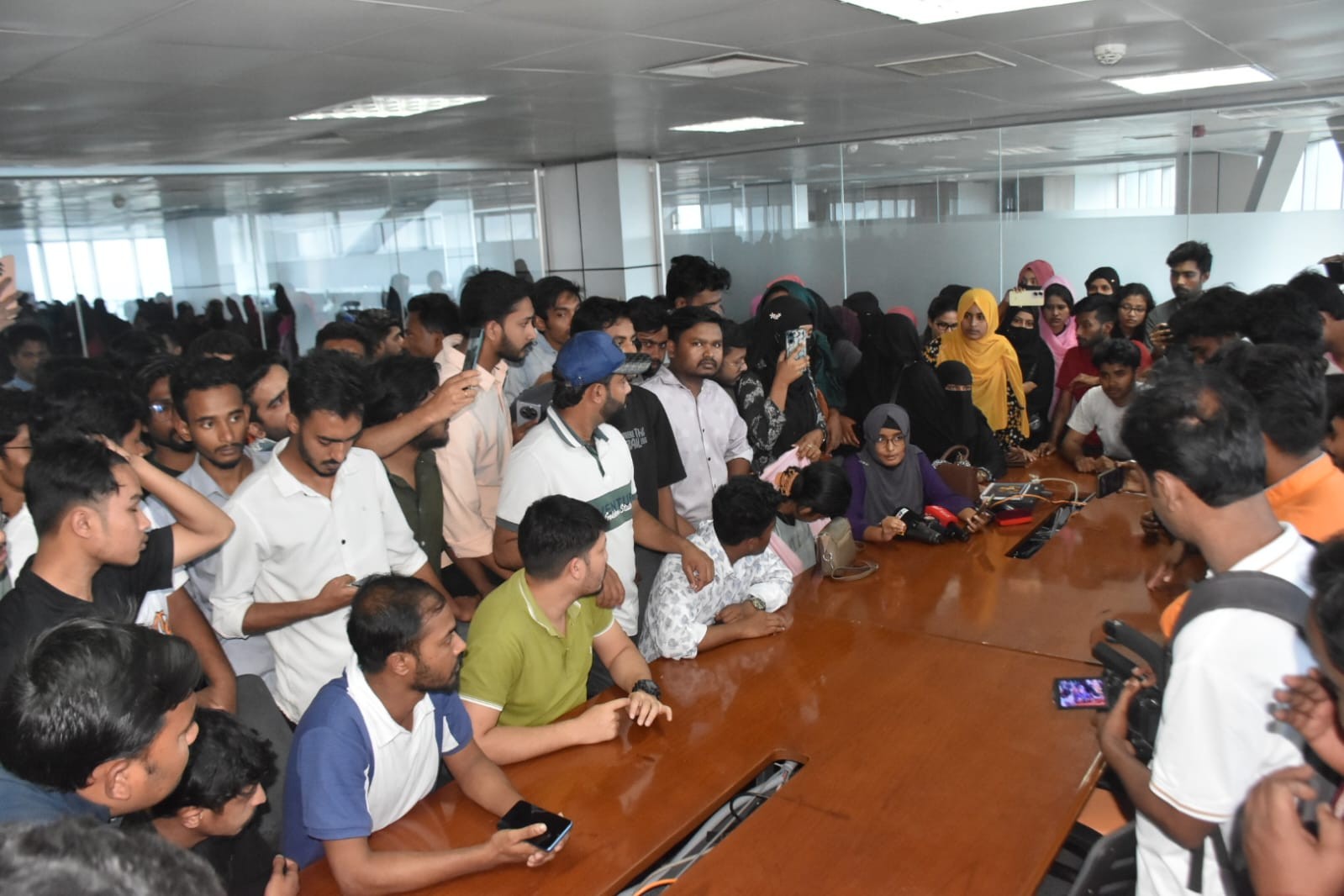 যশোরে বকেয়া বেতনের দাবিতে চালডাল ডটকম কর্মীদের বিক্ষোভ