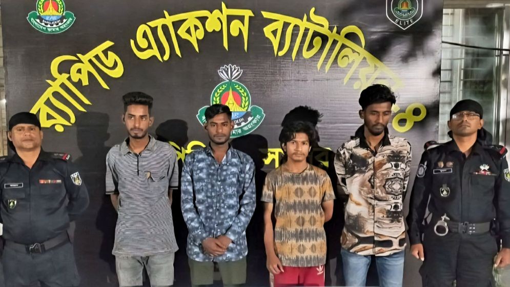 পুলিশের ছিনতাই হওয়া পিস্তল উদ্ধার, আটক ৩