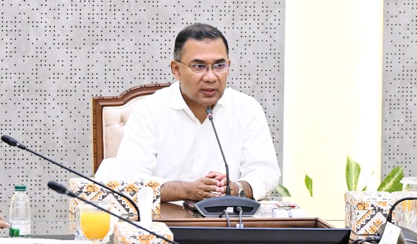 বিমানবন্দরে আটকে পড়া যাত্রীদের খোঁজ নিলেন প্রধানমন্ত্রী তারেক রহমান