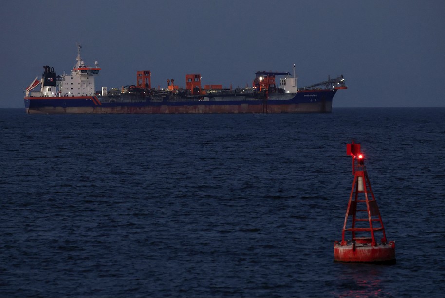 হরমুজ প্রণালিতে কোনো জাহাজকে নিরাপত্তা দেওয়া সম্ভব না : মার্কিন নৌবাহিনী