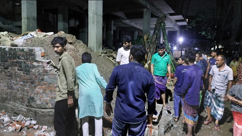 ঝড়ের সময় রাজধানীতে সীমানা প্রাচীর ধসে প্রাণ গেল নারীর