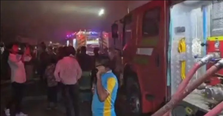 গাজীপুরে চার ঘন্টা পরও নিয়ন্ত্রণে আসেনি পোশাক কারখানার আগুন