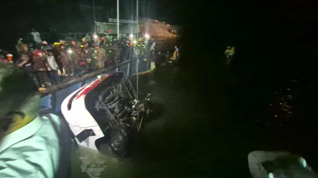 পদ্মায় বাস তলিয়ে যাওয়ার ঘটনায় পাঁচ সদস্যের তদন্ত কমিটি গঠন