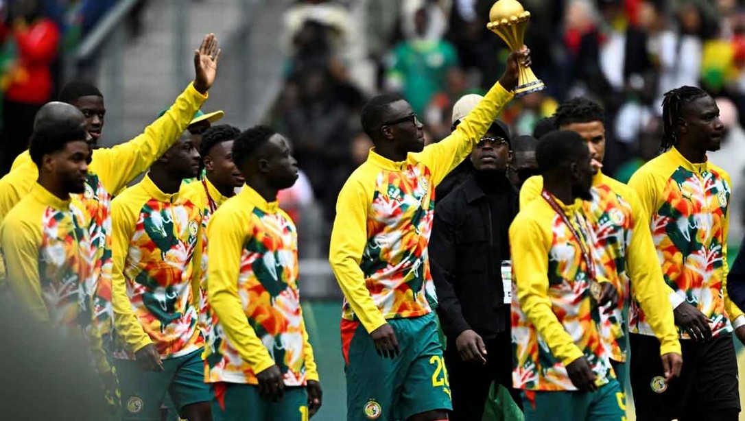 কেড়ে নেয়া ট্রফি নিয়েই প্যারেড সেনেগালের!