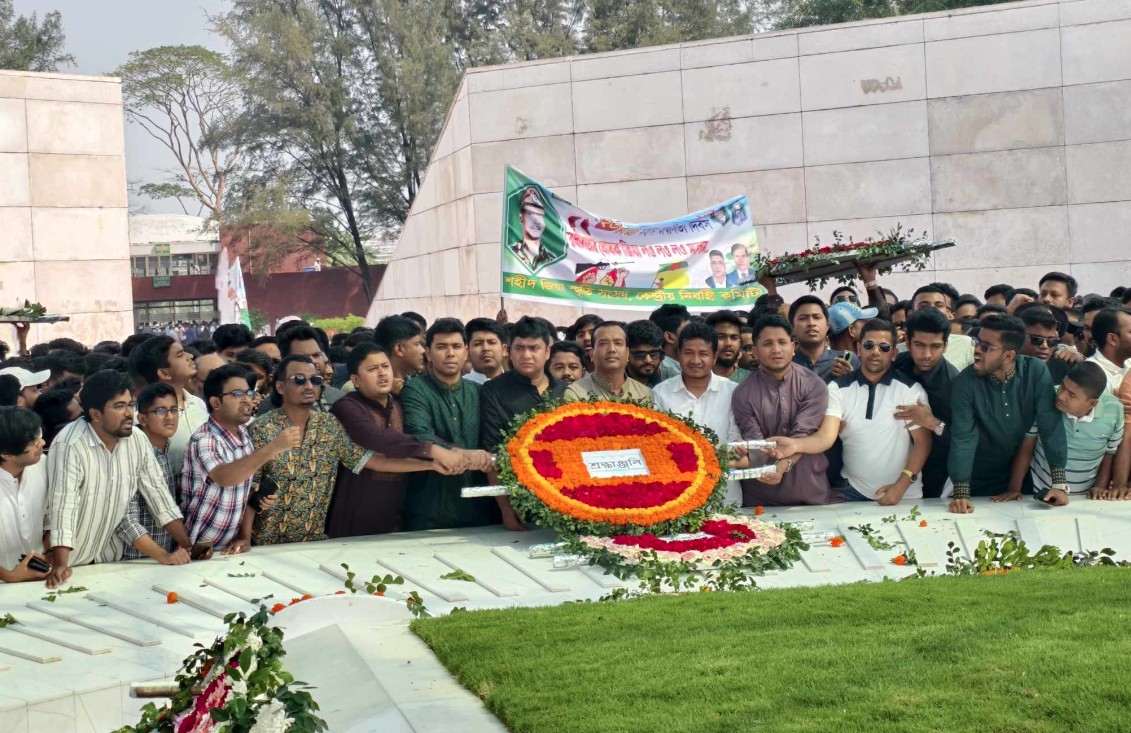 স্বাধীনতা দিবসে জিয়াউর রহমান ও বেগম খালেদা জিয়ার সমাধিতে ঢাবি ছাত্রদলের শ্রদ্ধাঞ্জলি