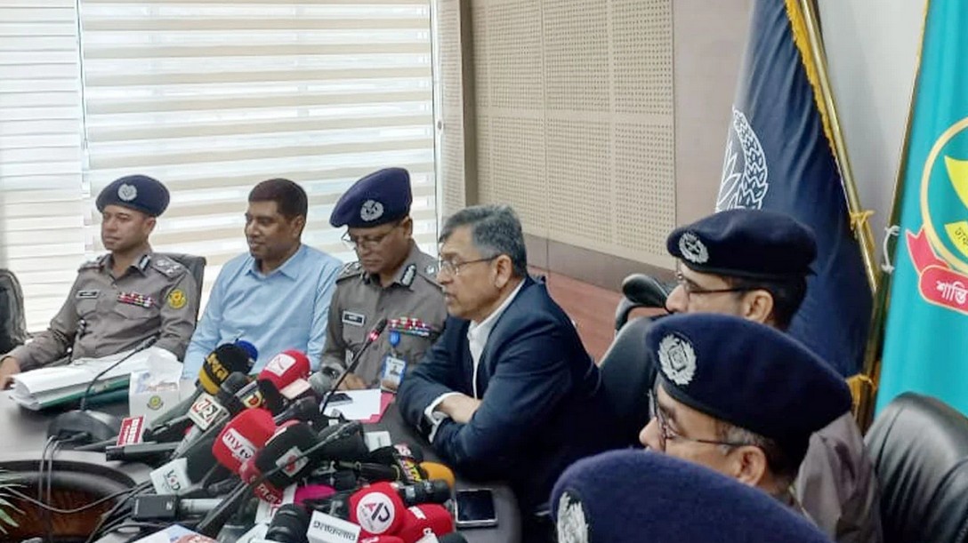 চাঁদাবাজ ও সন্ত্রাসীদের তালিকা প্রকাশ করে শিগগিরই অভিযান : স্বরাষ্ট্রমন্ত্রী