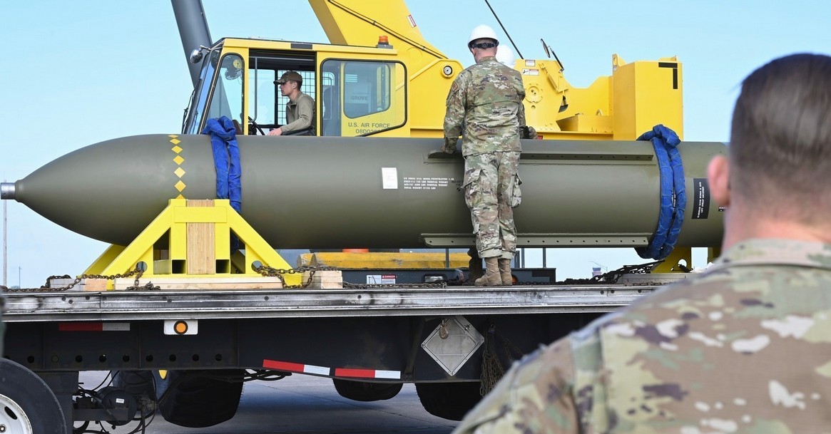 ইরানে ৯শ’ কেজি ‘বাঙ্কার বাস্টার’ বোমা ফেলল যুক্তরাষ্ট্র