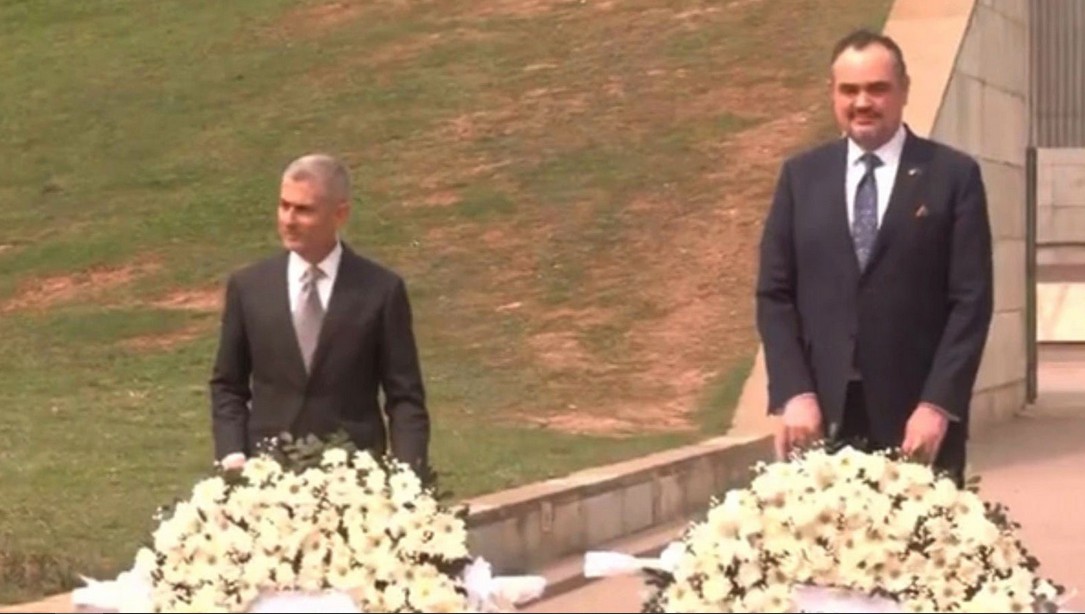 জিয়াউর রহমান ও খালেদা জিয়ার কবরে পল কাপুরের শ্রদ্ধা