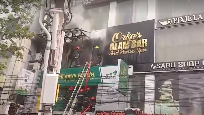 মিরপুরে বহুতল ভবনে আগুন, নিয়ন্ত্রণে পাঁচ ইউনিট