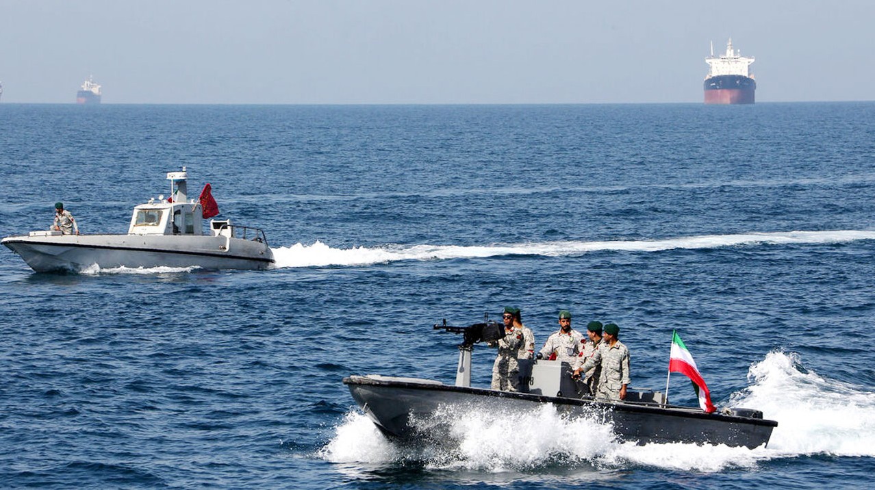 হরমুজ প্রণালীতে মার্কিন ট্যাংকারে ইরানের হামলা