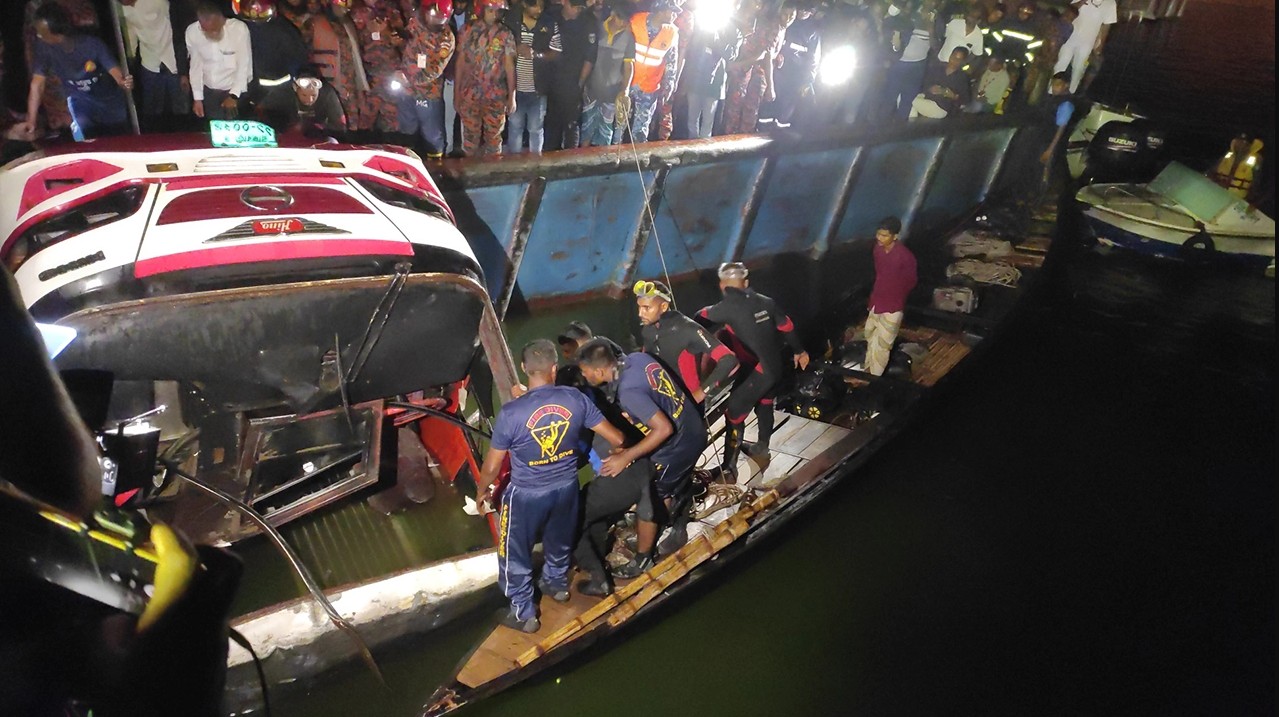 পদ্মায় ডুবে যাওয়া বাস থেকে একে একে মিলছে মরদেহ