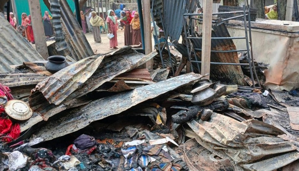 বগুড়ার ধুনটে আগুনে পুড়ে সর্বশান্ত কৃষক পরিবার