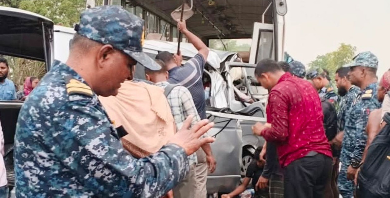 বাগেরহাটে বাস-মাইক্রোবাস সংঘর্ষে নিহত ১২