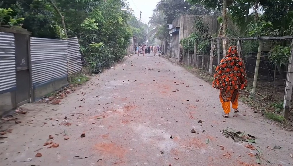 বিয়েবাড়িতে চেয়ারে বসা নিয়ে দফায় দফায় সংঘর্ষে শতাধিক ককটেল বিস্ফোরণ
