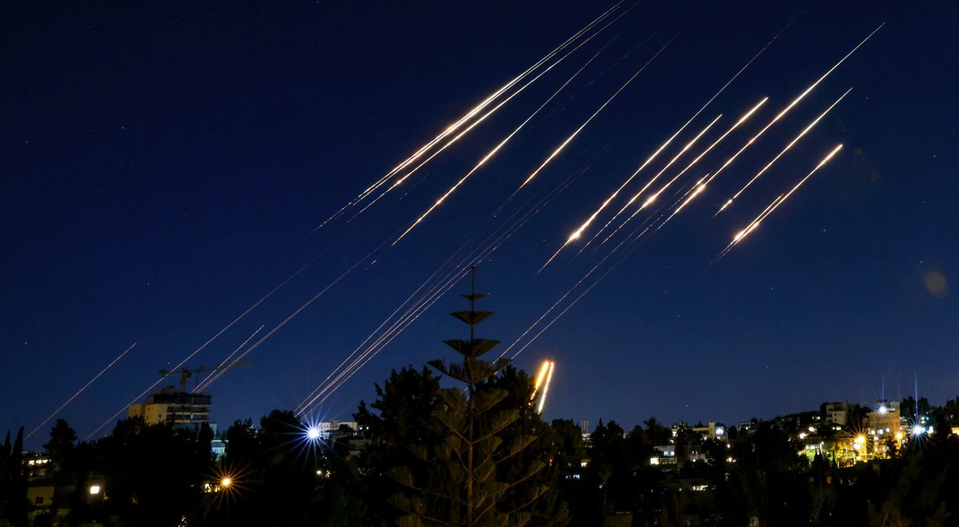 ইসরায়েলে অত্যাধুনিক ক্লাস্টার ওয়ারহেড ক্ষেপণাস্ত্র হামলা ইরানের