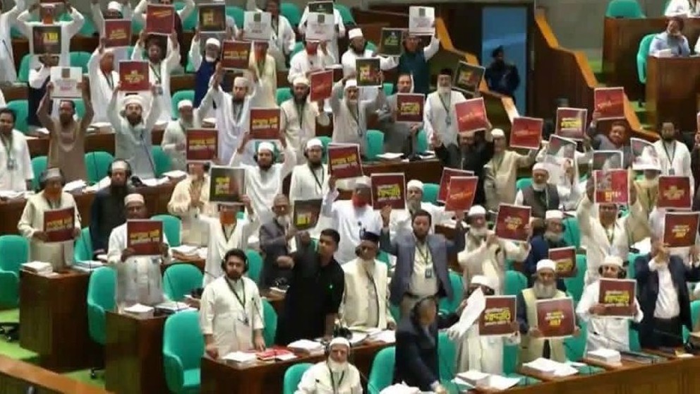 রাষ্ট্রপতির ভাষণে প্ল্যাকার্ড দেখিয়ে ওয়াক আউট বিরোধী দলের