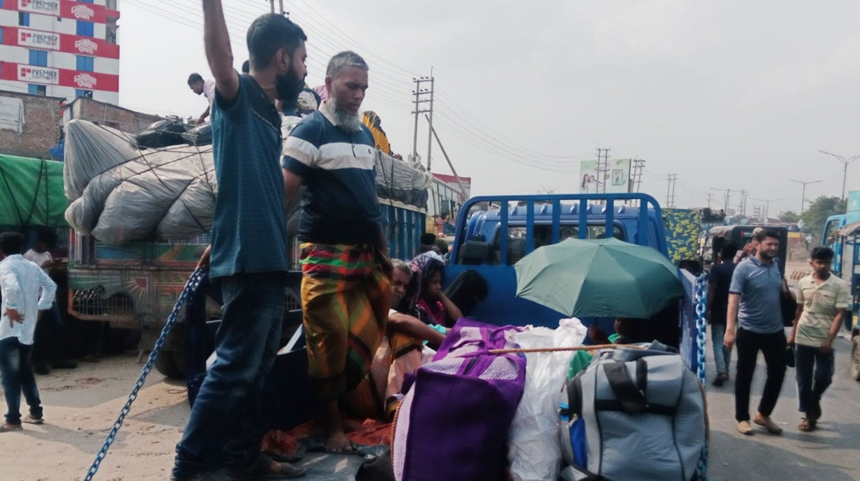 খোলা ট্রাক-পিকআপে বাড়ি যাচ্ছে নিম্নআয়ের মানুষ