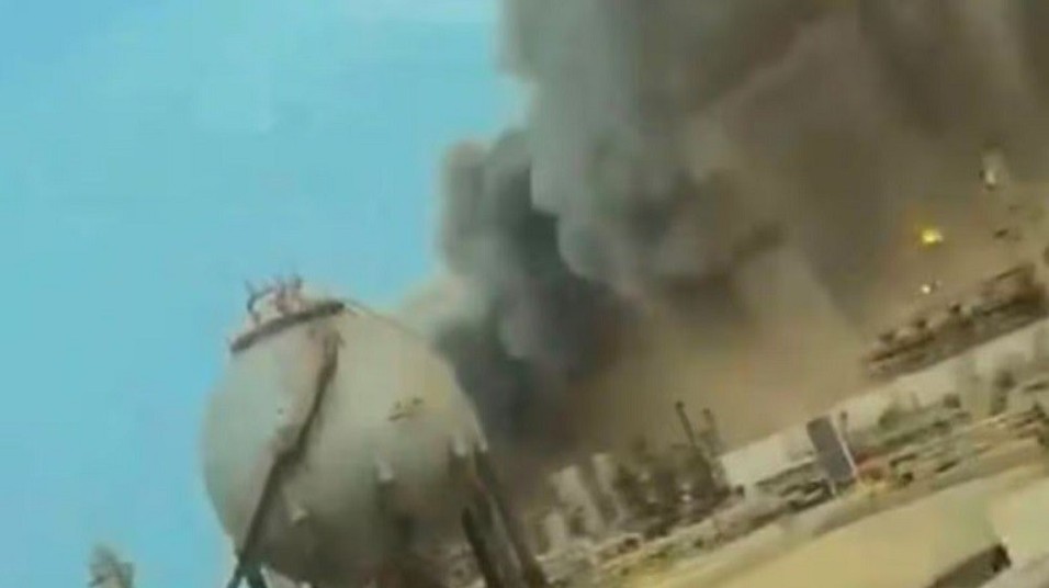 সৌদির বৃহত্তম তেল শোধনাগারে হামলা