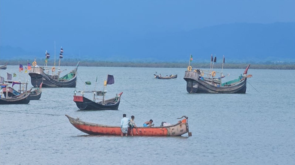 নৌকাসহ ১৩ জেলেকে ধরে নিয়ে গেল আরাকান আর্মি