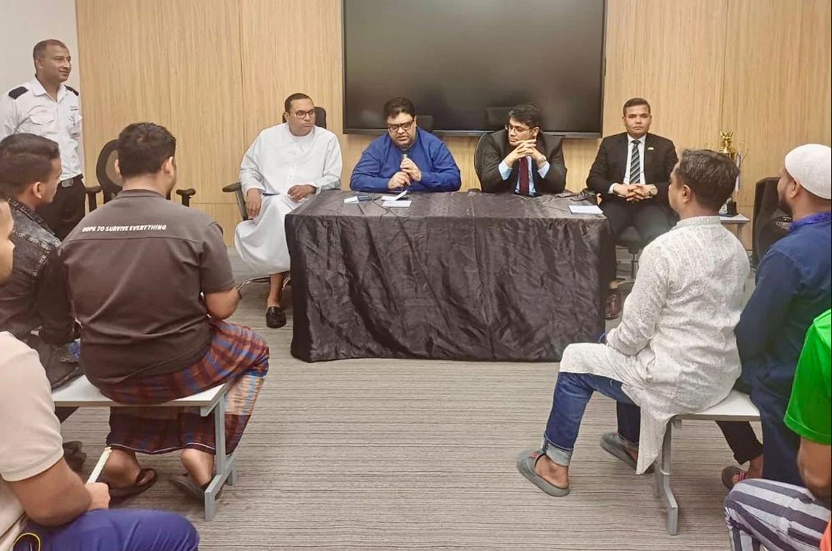 দুবাইয়ে প্রবাসী কর্মীদের সঙ্গে প্রধানমন্ত্রীর উপদেষ্টার মতবিনিময়