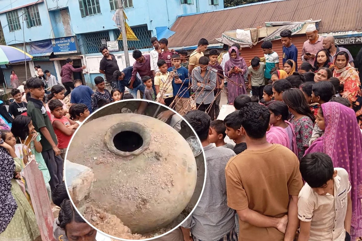 মাটির নিচ থেকে প্রাচীন মটকা উদ্ধার, ‌‘গুপ্তধনের’ খবরে উৎসুক জনতার ভিড়