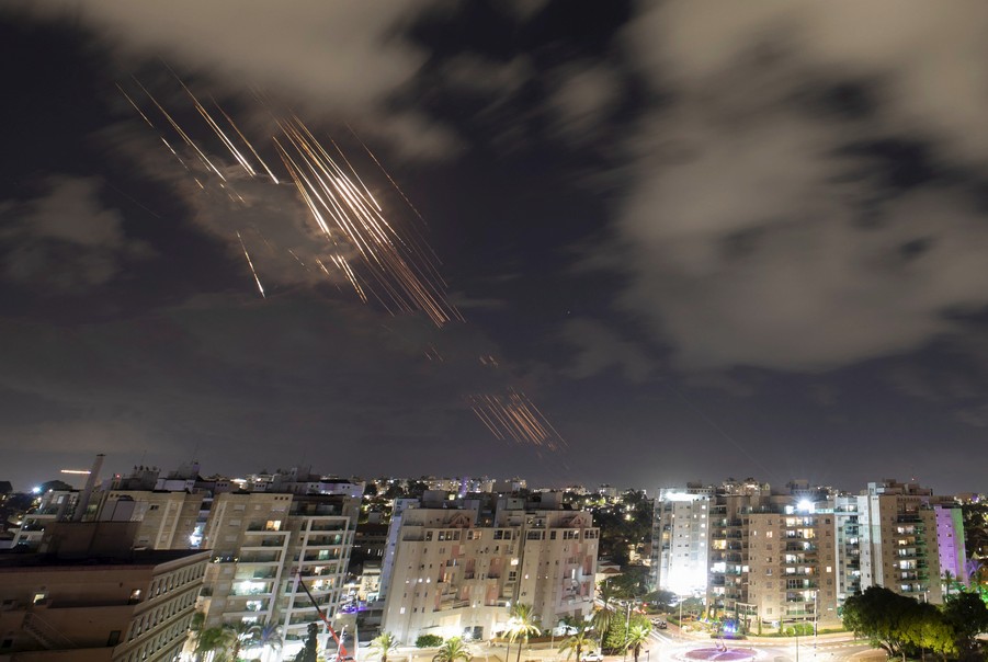 ইসরাইলে একের পর এক ক্ষেপণাস্ত্র হামলা ইরানের