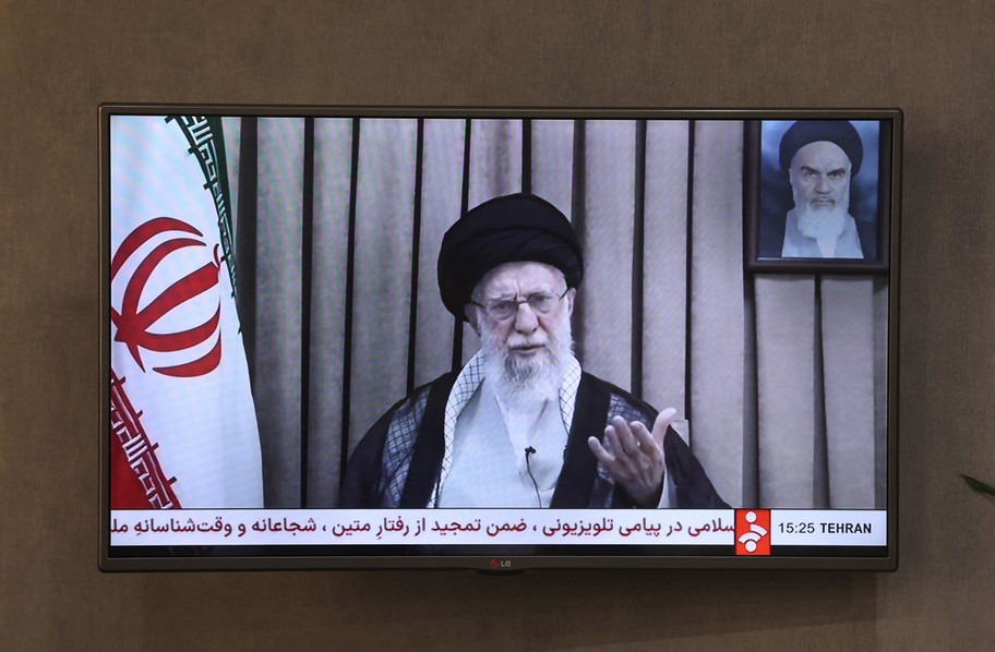 সিআইএ গোপন স্থান শনাক্ত ও ইসরায়েল হামলা চালিয়ে হত্যা করে খামেনিকে