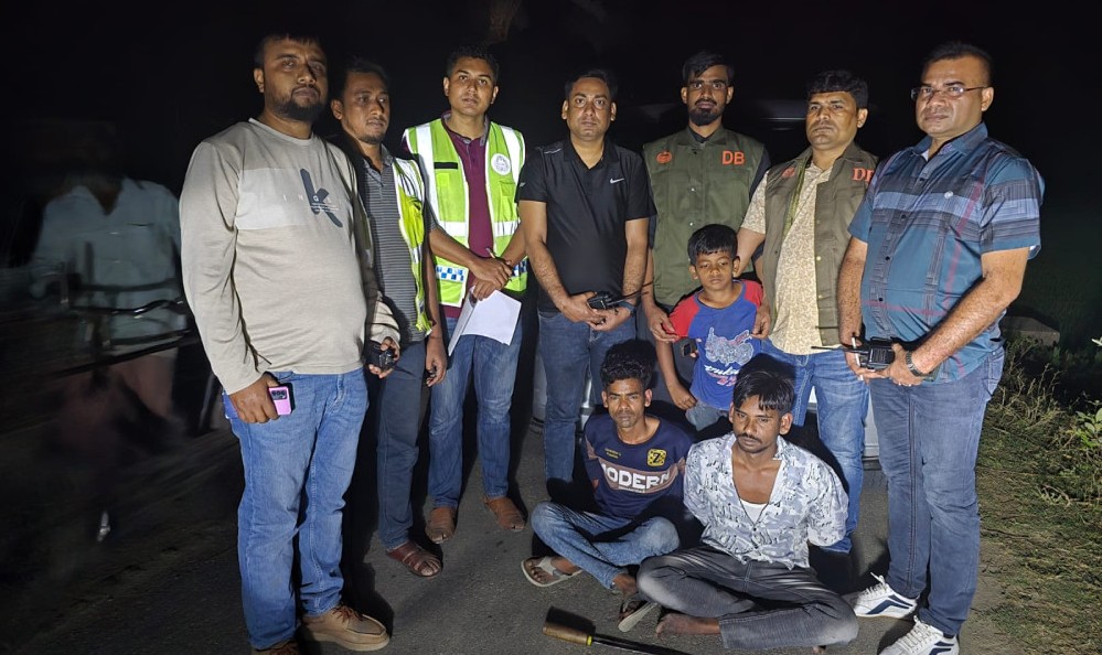 নিজ সন্তানকে অপহরণ করে মুক্তিপণ দাবি, বাবাসহ গ্রেফতার ২