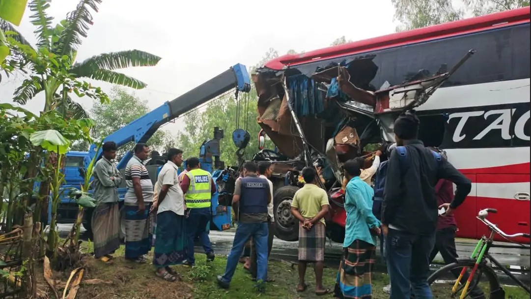 দিনাজপুরে দাঁড়িয়ে থাকা ট্রাকে স্লিপার বাসের ধাক্কায় নিহত ২
