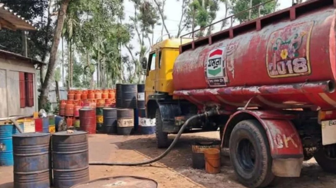 অবৈধভাবে মজুতকৃত দুই লক্ষাধিক লিটার জ্বালানি তেল উদ্ধার