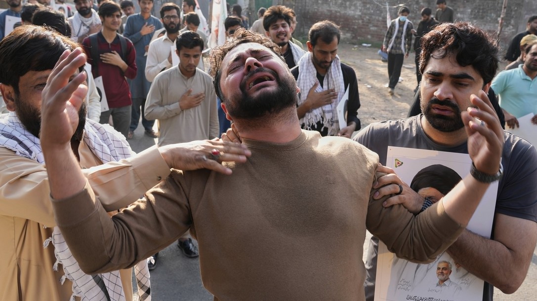 খামেনি হত্যার প্রতিবাদে পাকিস্তানে বিক্ষোভে নিহত ৬