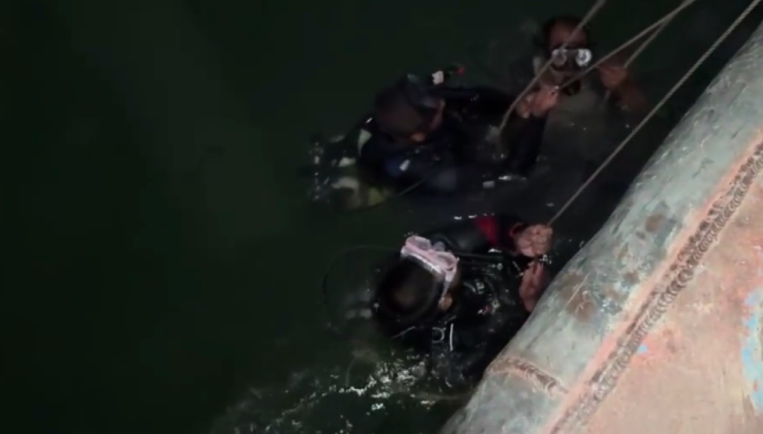 যাত্রীসহ নদীতে বাস: উদ্ধারে যোগ দিচ্ছে ঢাকা ও ফরিদপুরের ডুবুরি দল