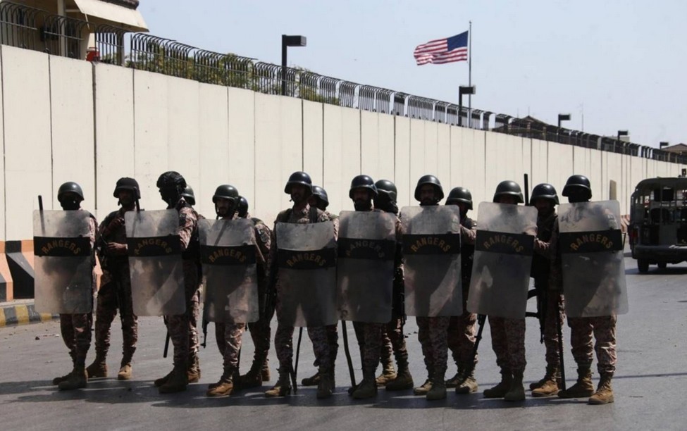 করাচিতে বিক্ষোভকারীদের ওপর গুলি চালিয়েছে মার্কিন সেনারা