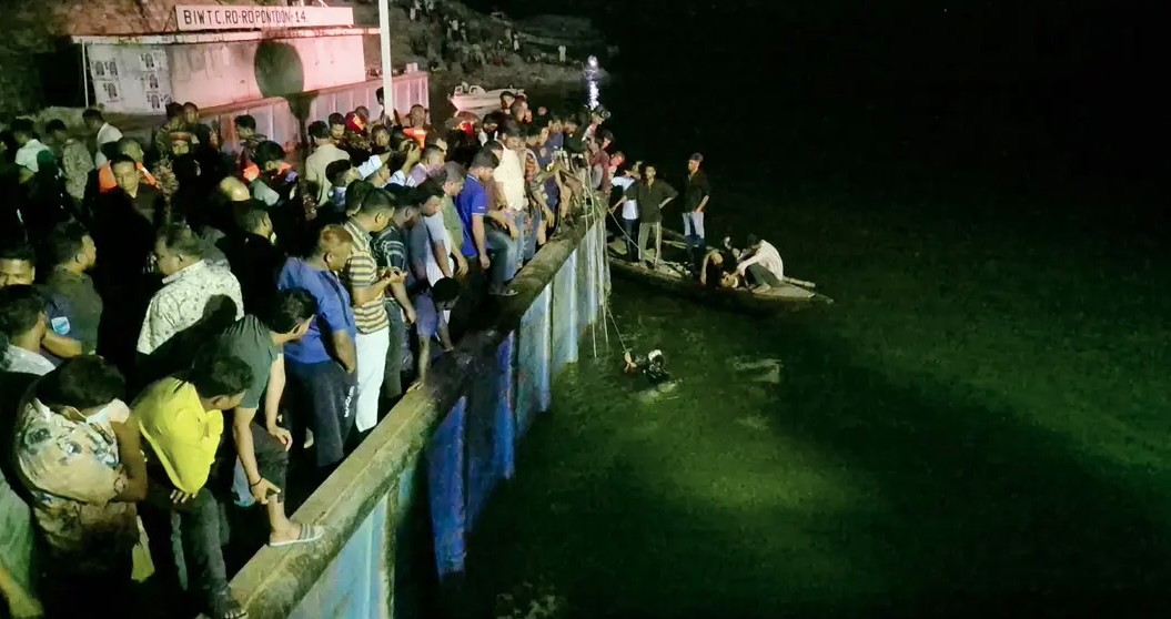 পদ্মায় বাসডুবি : ২ জনের মরদেহ উদ্ধার, ১১ জন জীবিত উদ্ধার