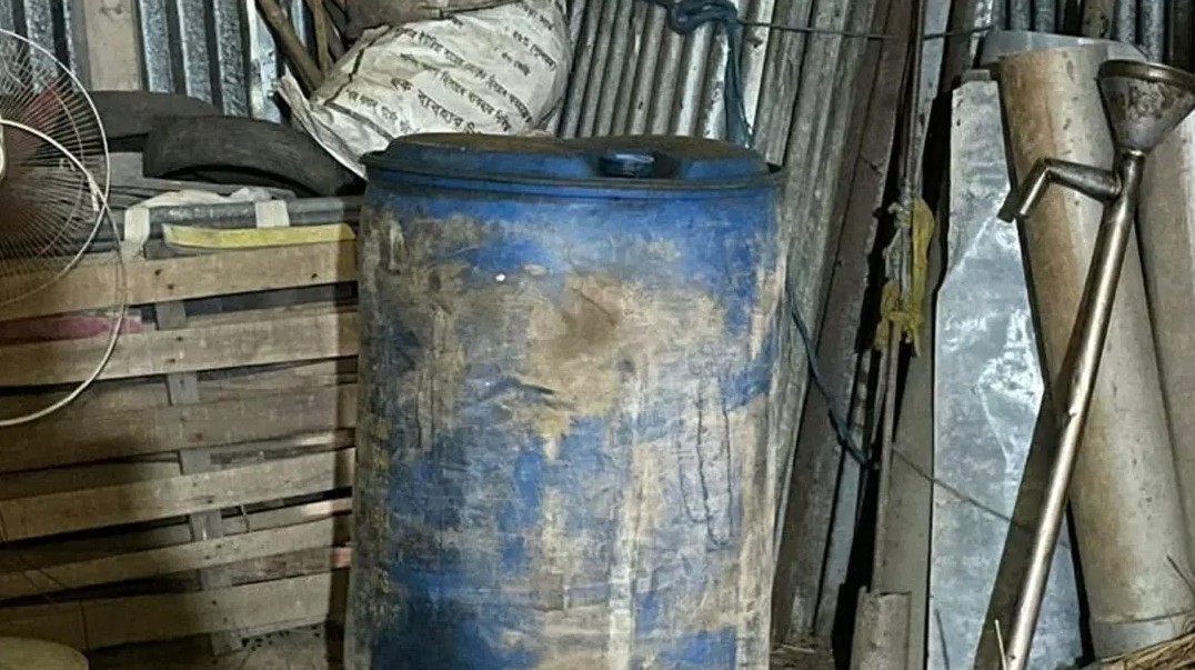 বিএনপি নেতার গোয়ালঘরে মিলল ড্রামভর্তি পেট্রোল