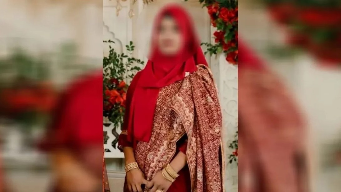 স্ত্রীর ফাঁস নেওয়ার ভিডিও মোবাইলে ধারণ করেন স্বামী!