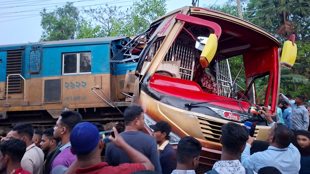 কুমিল্লায় ট্রেন-বাস সংঘর্ষে দুই গেটম্যানের বিরুদ্ধে মামলা