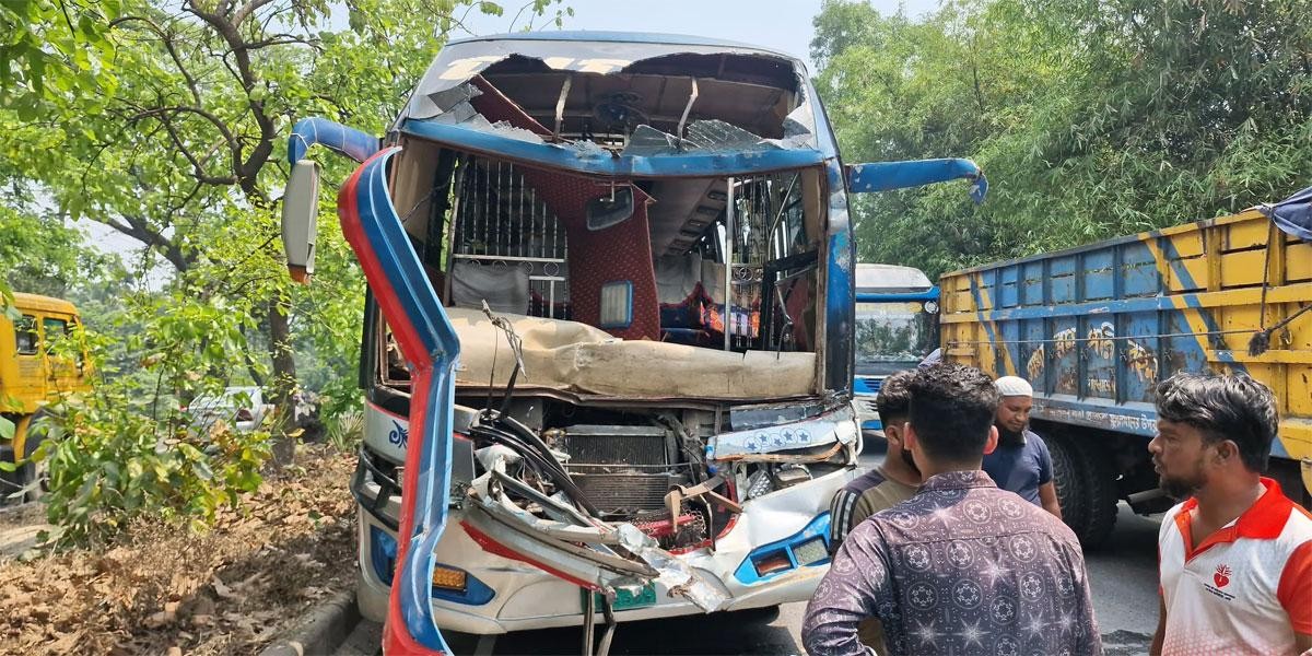 ফেনীতে ট্রাকের সঙ্গে যাত্রীবাহী বাসের ধাক্কায় আহত ২০