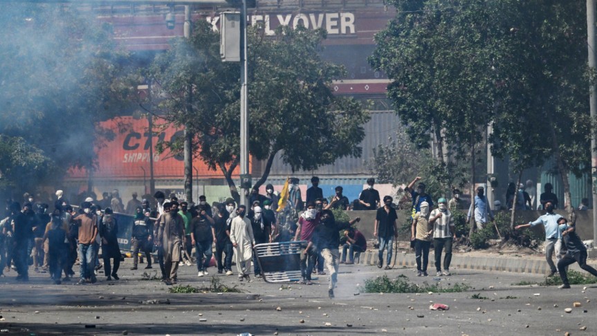 খামেনি নিহতের ঘটনায় পাকিস্তানে বিক্ষোভ, সহিংসতায় নিহত ২০