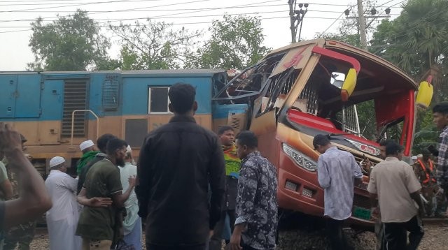 ক্রসিংয়ে উঠে শেষ হলো বাসের তেল, ট্রেনের ধাক্কায় নারী-শিশুসহ নিহত ৫