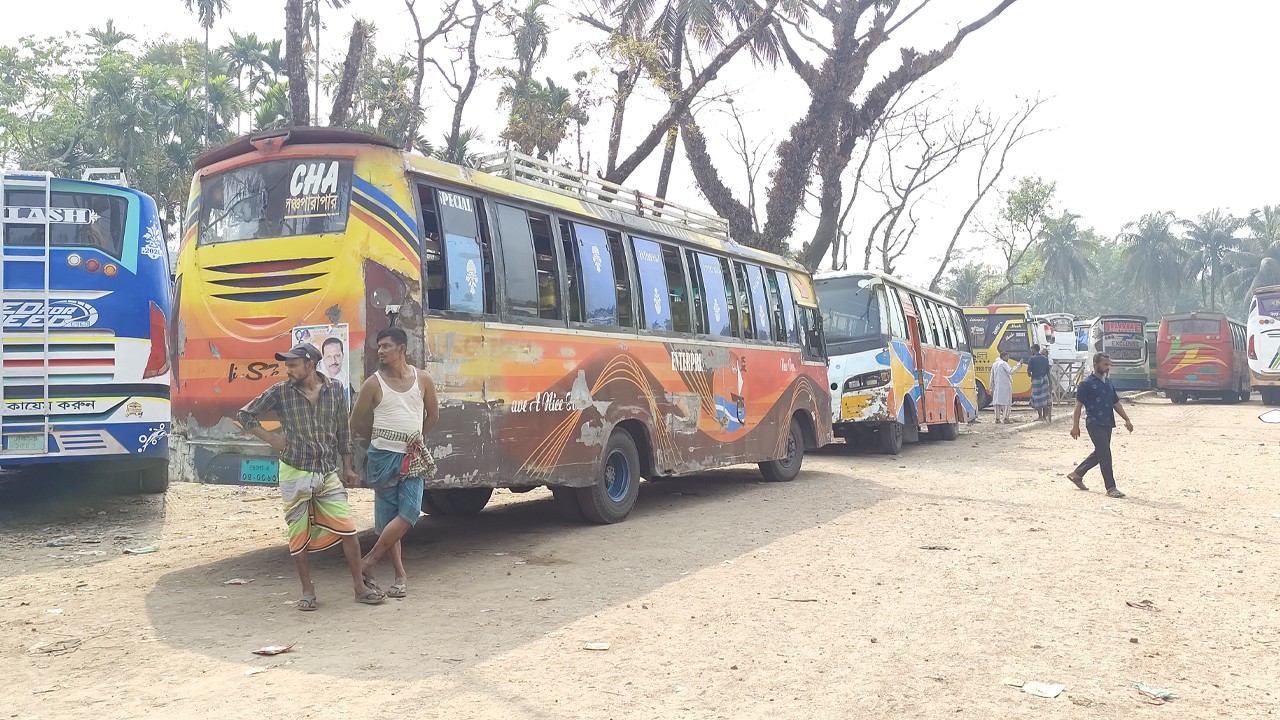 ভোলায় অনির্দিষ্টকালের বাস ধর্মঘটের ডাক, সব রুটে বাস চলাচল বন্ধ