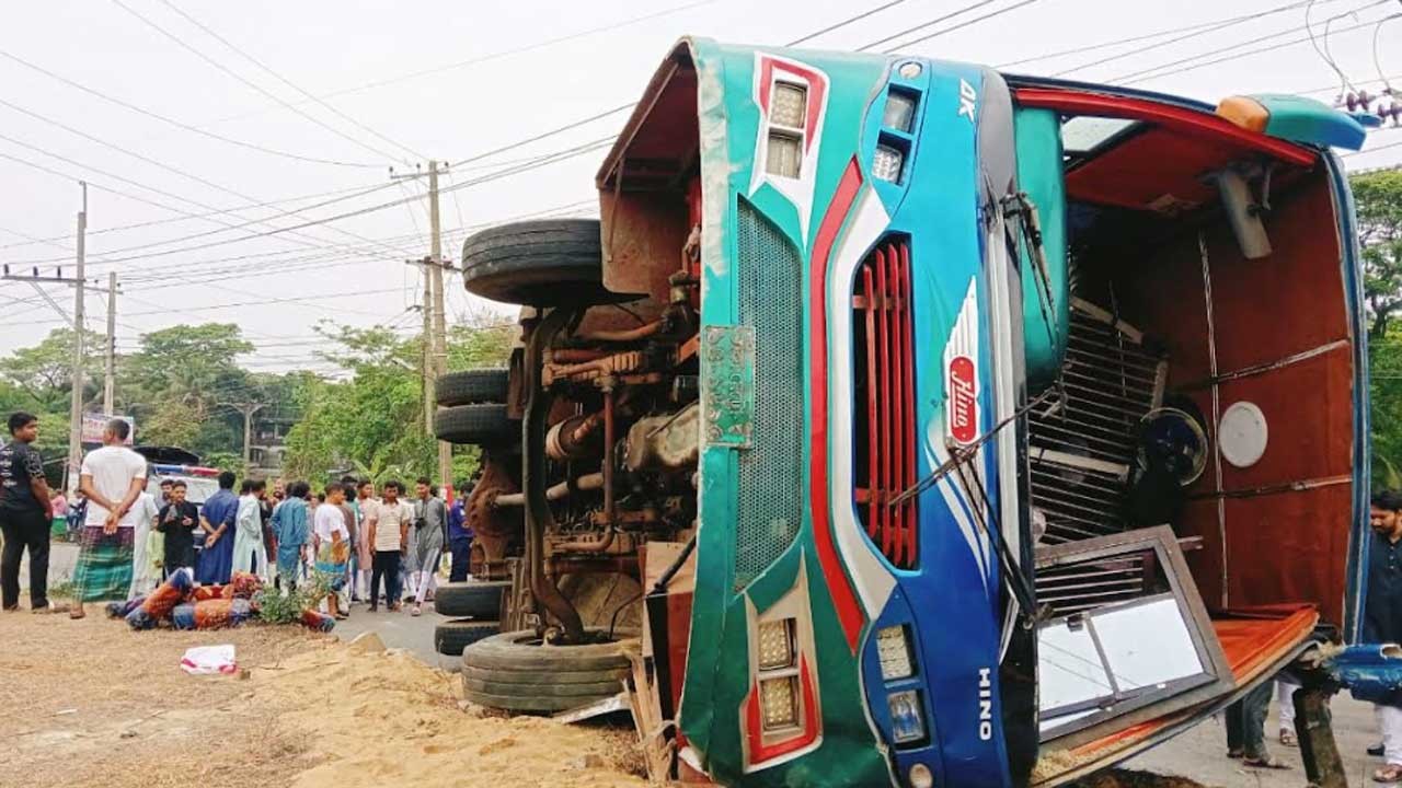 ঈদের দিনে পটিয়ায় বাস উল্টে প্রাণ গেল একজনের
