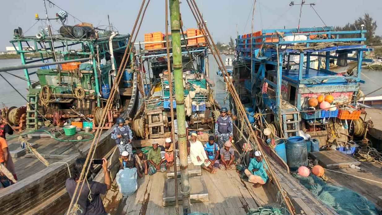 বঙ্গোপসাগরে ৩টি আর্টিসানাল ট্রলিং বোটসহ ৩৭ জেলে আটক, আদালতে প্রেরণ