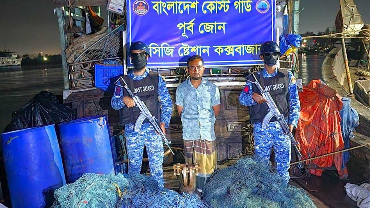 মহেশখালীতে অবৈধ ট্রলিং বোট ও জালসহ জেলে আটক