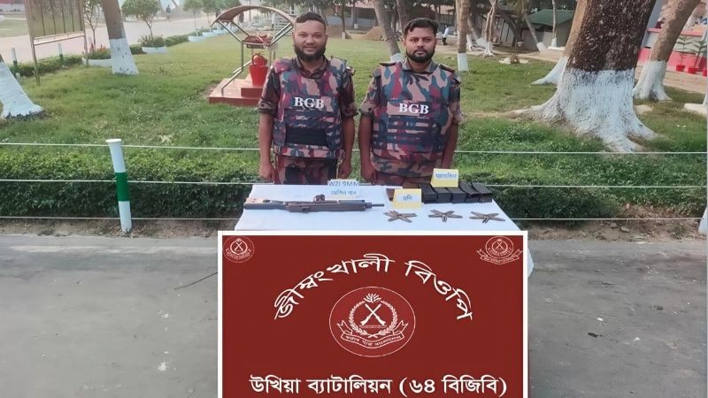 টেকনাফে নাফ নদীর তীরে এসএমজি, গুলি ও ম্যাগাজিন উদ্ধার