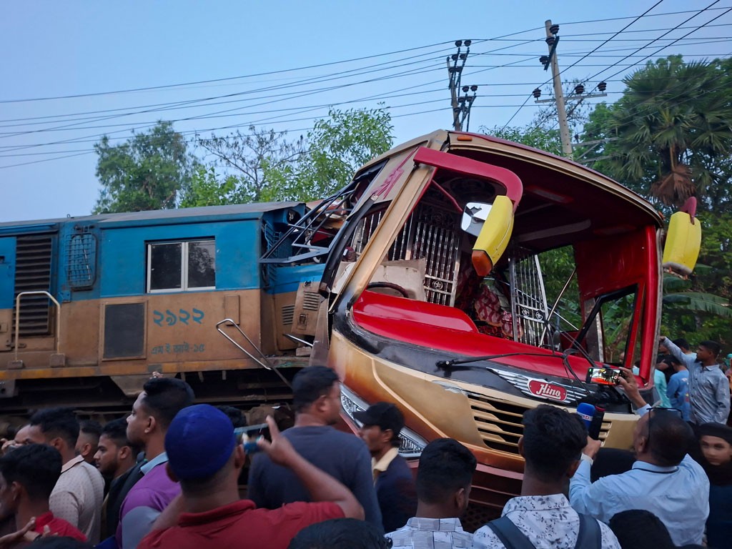 তিন জেলায় সড়কে ঝরলো ১৯ প্রাণ