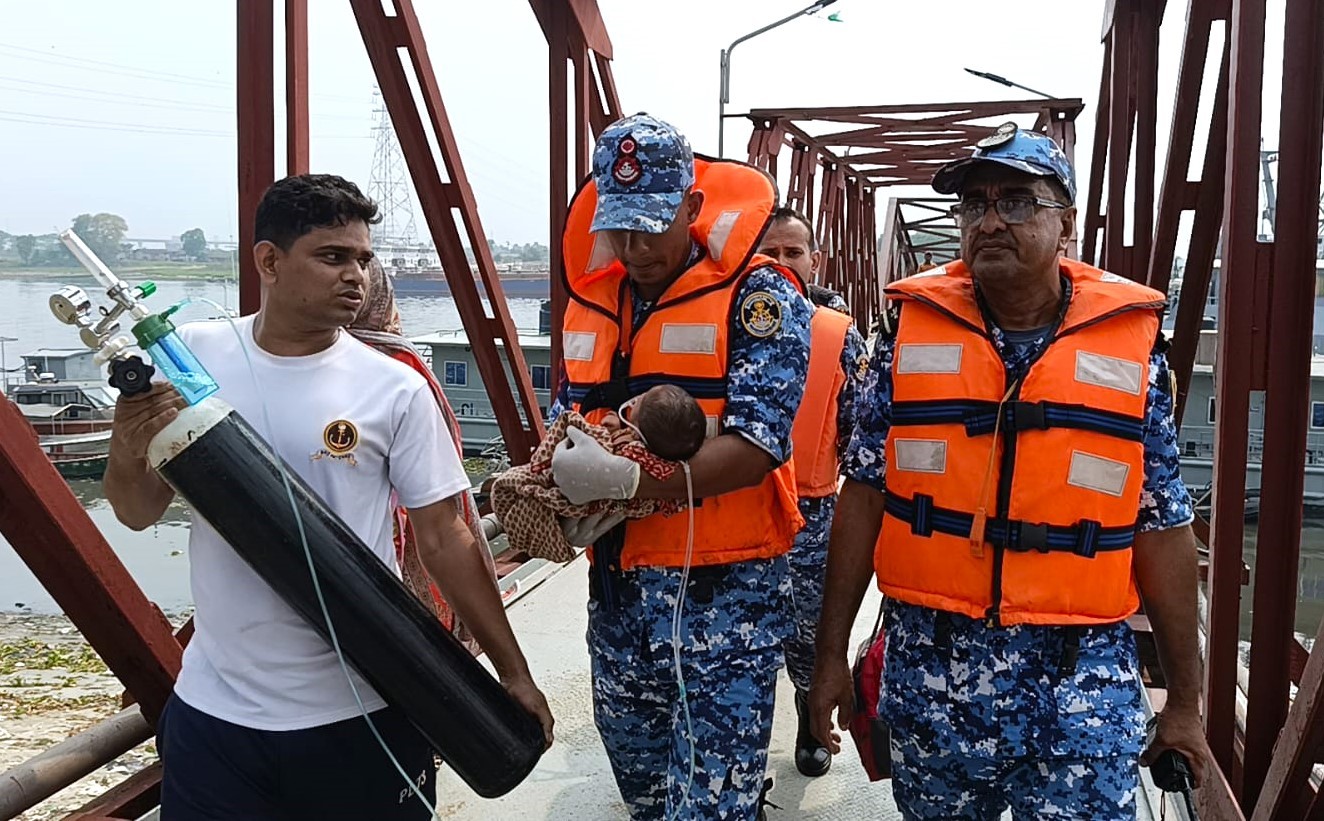 মুন্সীগঞ্জে ৩ দিনের নবজাতককে বাঁচাতে স্পিডবোটে কোস্ট গার্ডের অক্সিজেন সহায়তা
